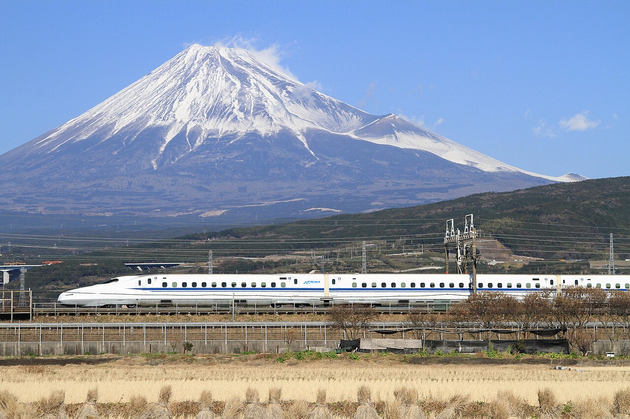 富士山前的东海道新干线